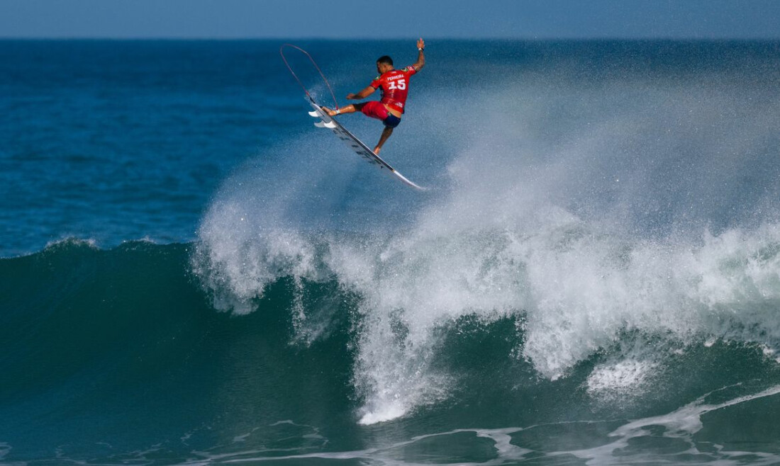 Italo Ferreira brilha com aéreo para alcançar quartas da etapa do Rio