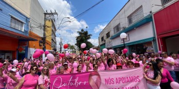 Caminhada do Outubro Rosa reúne mais de mil pessoas