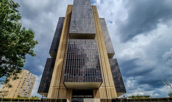 Juros do cartão de crédito sobem a 449,9% ao ano