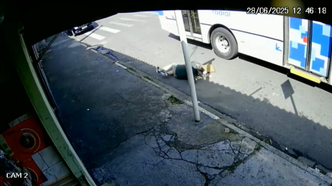 Idosa cai de ônibus em Suzano após motorista não aguardar descida