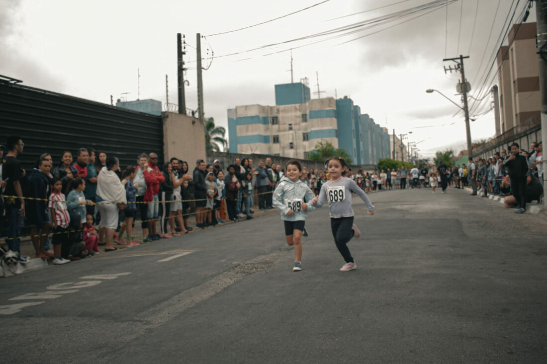 Projeto social Sonho Brilhante apresenta crianças ao atletismo