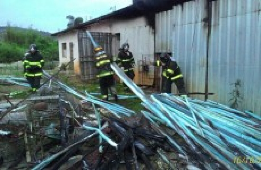 Incêndio destrói garagem de galpão em Biritiba Mirim