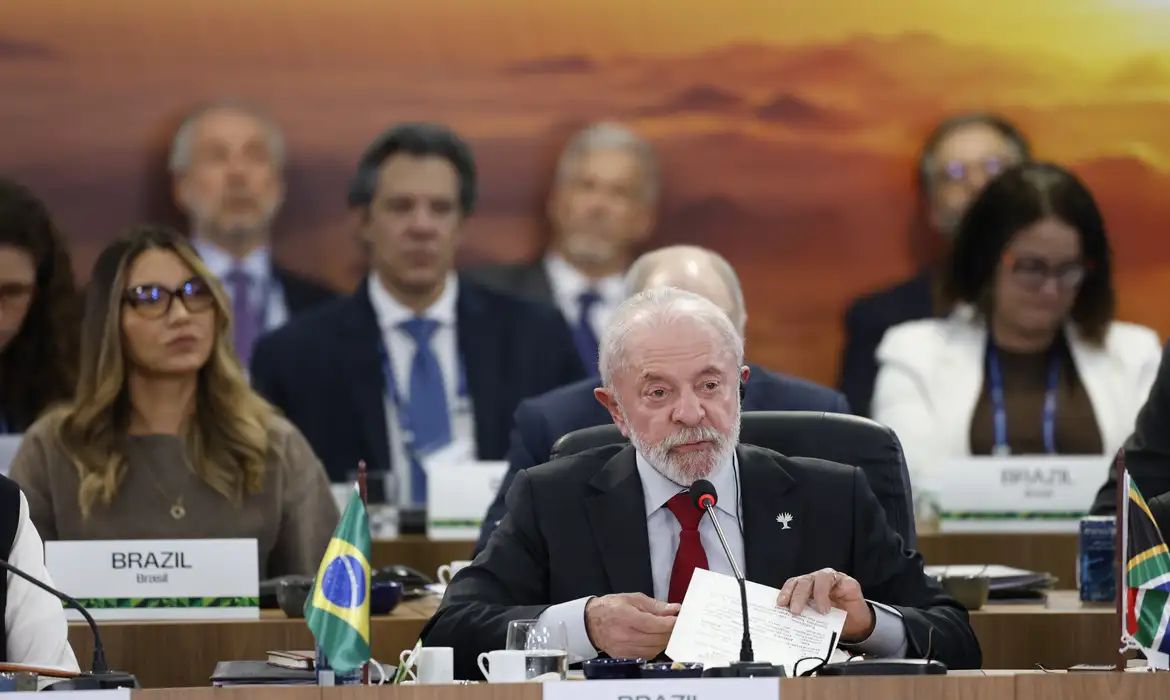 Lula critica incentivos financeiros ao setor de combustíveis fósseis