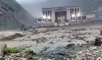 Inundações levam 18 pessoas e principal ponte que liga Nepal à China