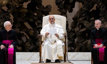 Papa diz a Zelenskiy que Vaticano pode sediar conversações de paz