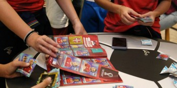 Troca de figurinhas da Copa diverte colecionadores e fãs do esporte