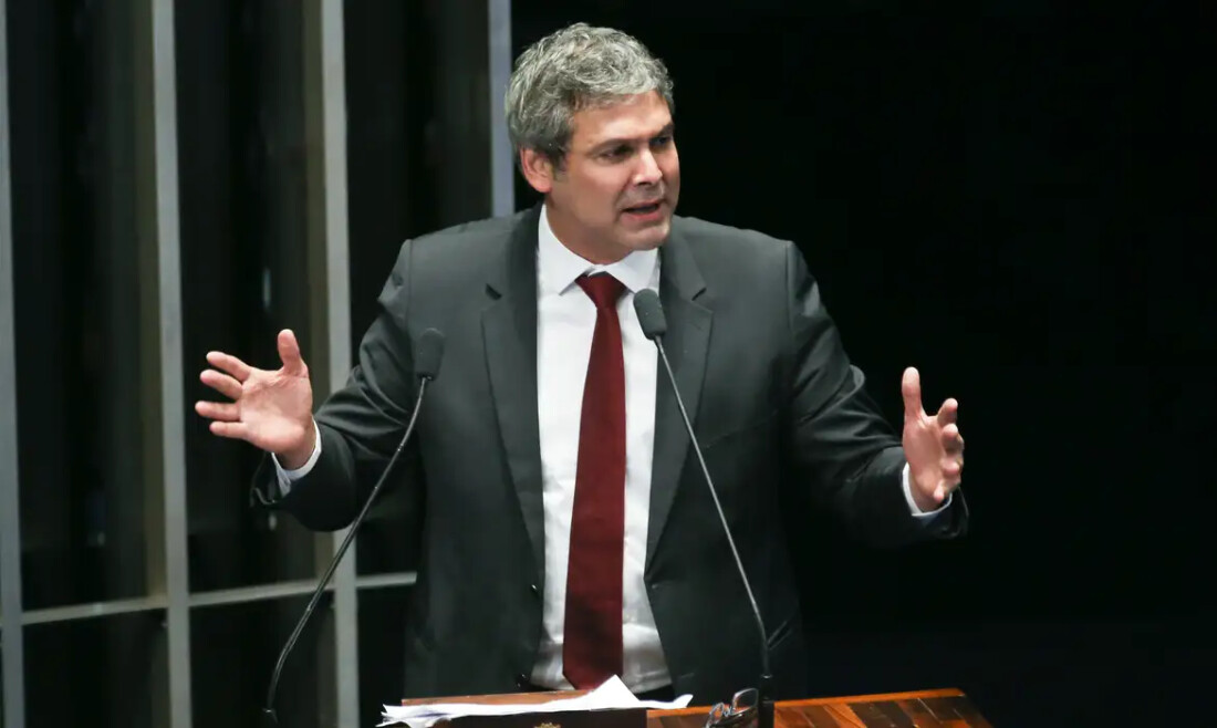 Líder do PT na Câmara diz que tarifas de Trump são ataque à democracia