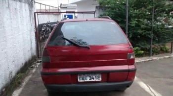 Mercadorias roubadas são abandonadas em carro no Piatã: