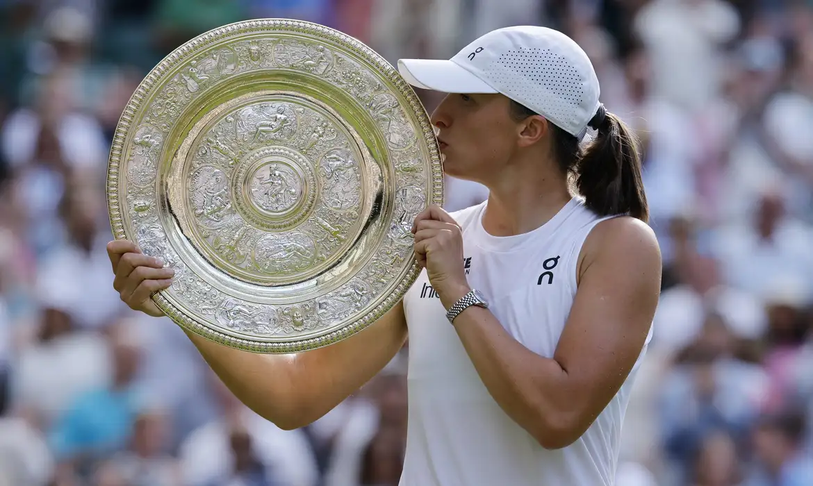Iga Swiatek conquista título de Wimbledon com vitória por 6-0 e 6-0