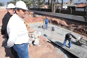 Obra da Fatec de Suzano se aproxima de 50% de conclusão e prefeito vistoria serviços