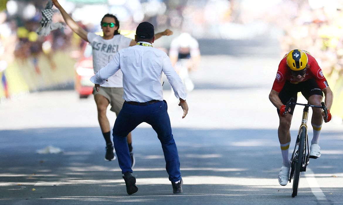 Manifestante com camiseta contra Israel protesta no Tour de France
