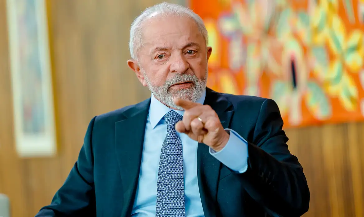 "Brasil não aceita nada que lhe seja imposto", diz Lula à TV americana