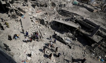 Ataques israelenses matam 27 em Gaza, três morrem em igreja