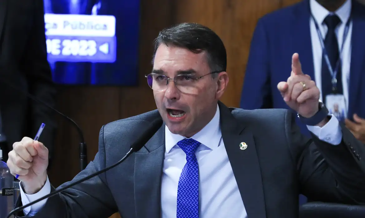 Flávio Bolsonaro desembarca na Europa durante operação na casa do pai