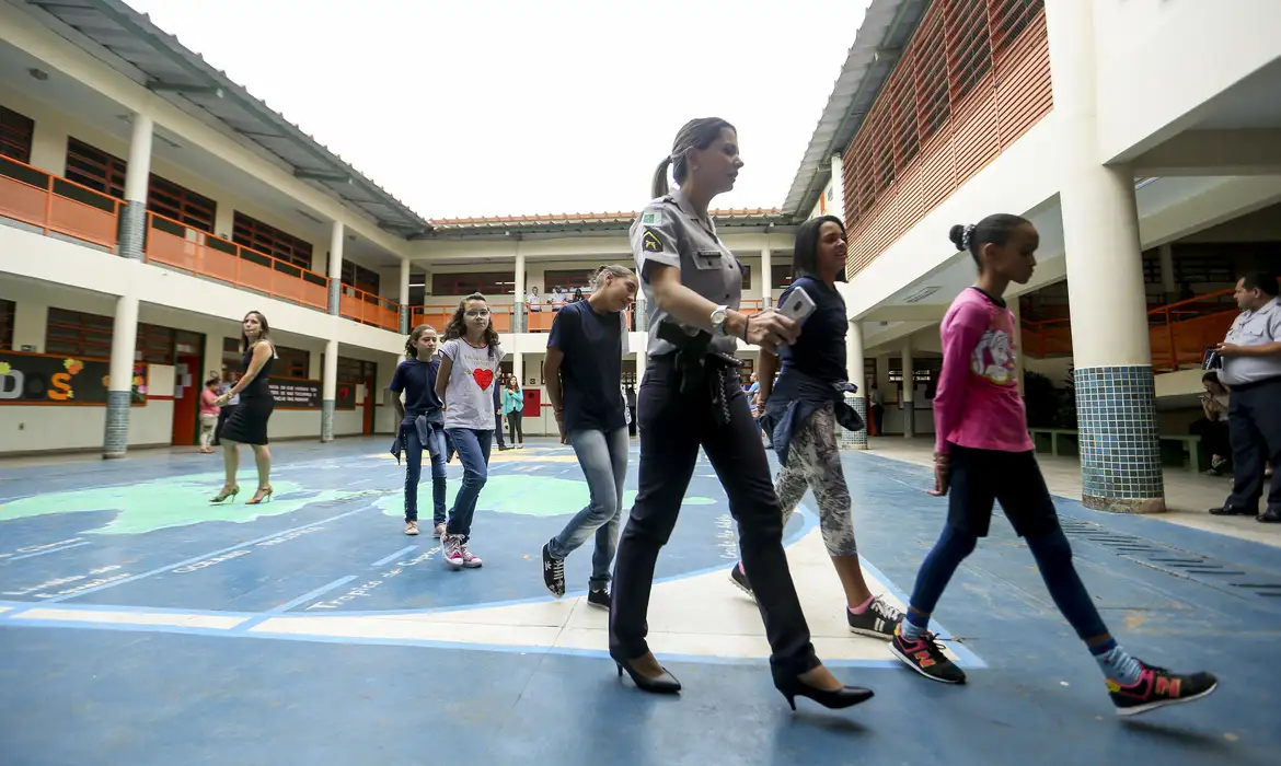 Estudantes se articulam contra o modelo cívico-militar em Minas Gerais