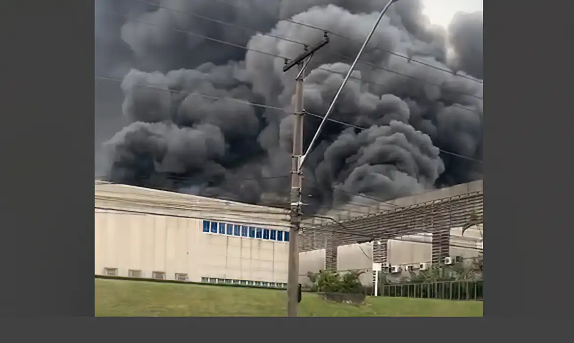 Incêndio atinge galpões comerciais em Barueri, na Grande São Paulo