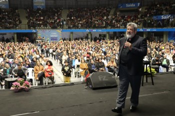 Palestra com Mario Sergio Cortella reúne 4 mil pessoas em Suzano 