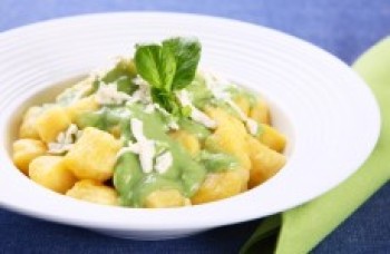 Nhoque de mandioquinha com molho verde