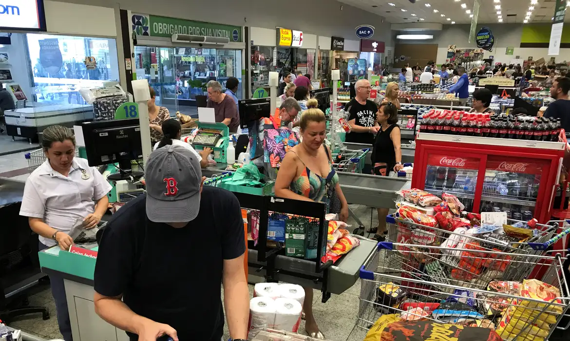Pressionada por conta de luz, prévia da inflação de julho é de 0,36%
