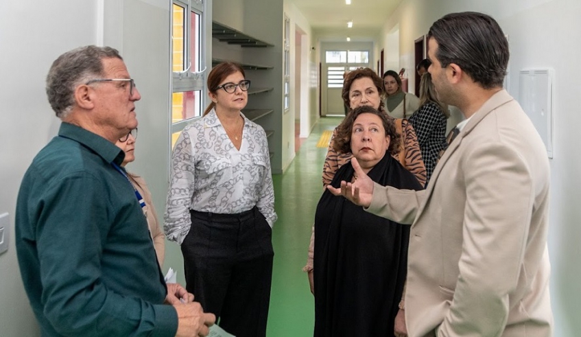 Mara Bertaiolli vistoria obras em creche na Estrada do Beija-Flor, no Botujuru