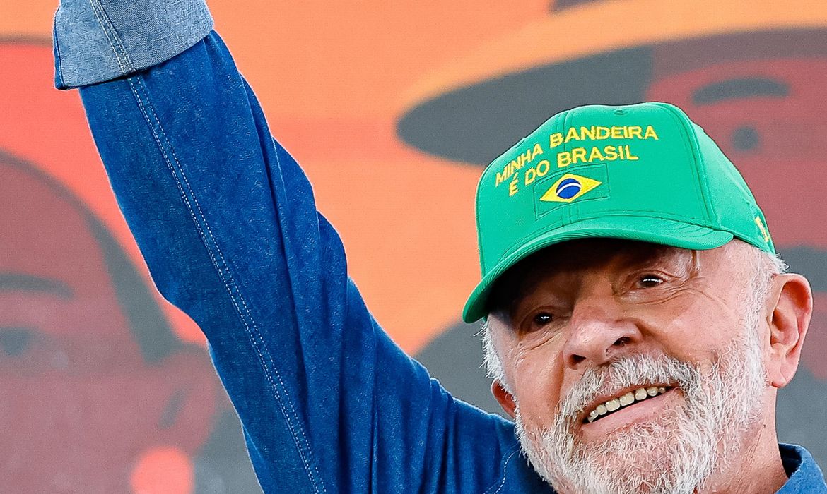 Lula chama Trump "para conversar" e reafirma que Brasil tenta negociar