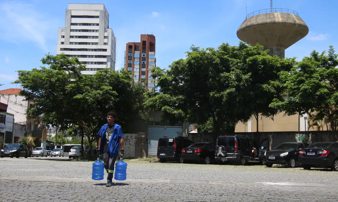 Após privatização, Sabesp registra mais receita, demissão e vazamentos