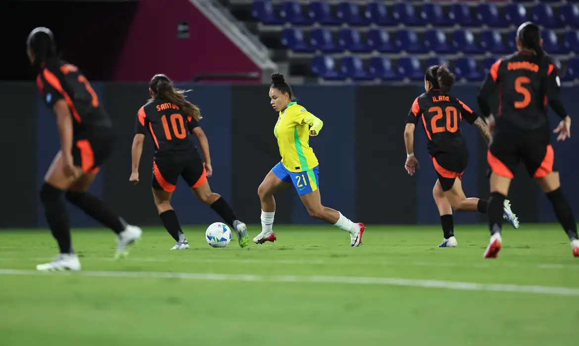 Com 10, Brasil segura a Colômbia e avança em 1º na Copa América