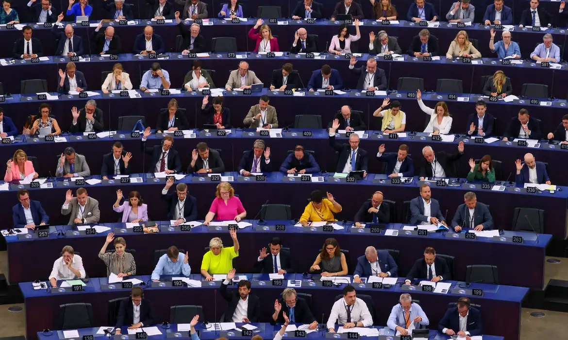 Número de autocracias supera o de democracias no mundo, diz estudo