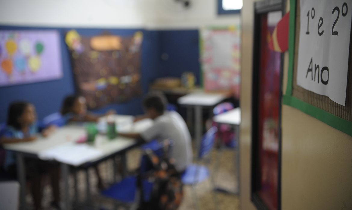 Mais de 300 mil crianças voltaram para a escola em 8 anos, diz Unicef