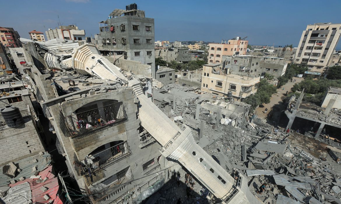 Israel mata 30 palestinos em ataques a centro de refugiados em Gaza
