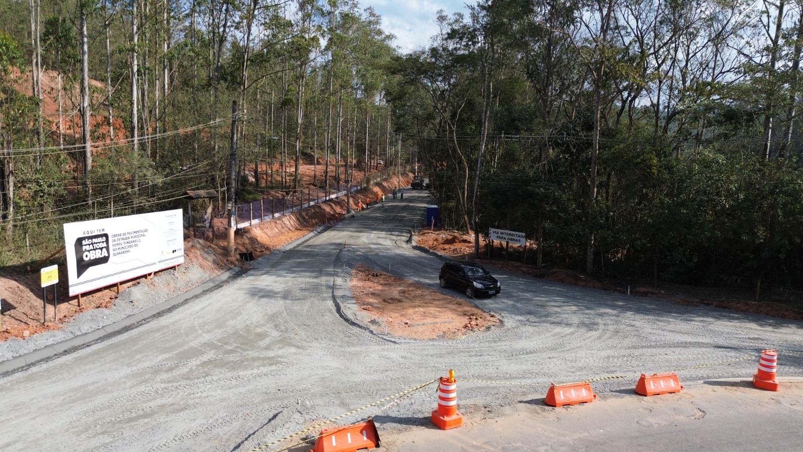 Estrada Municipal Romeu Tanganelli em Guararema recebe obras de pavimentação