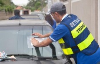 Poá notifica proprietários de carros abandonados nas ruas