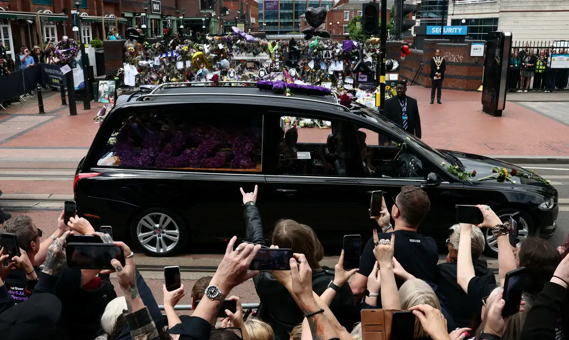 Fãs de Ozzy Osbourne lotam ruas de Birmingham para despedida do astro