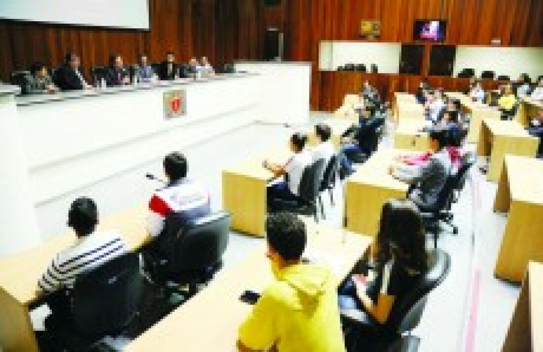 Alunos dão início ao 'Parlamento 2015'