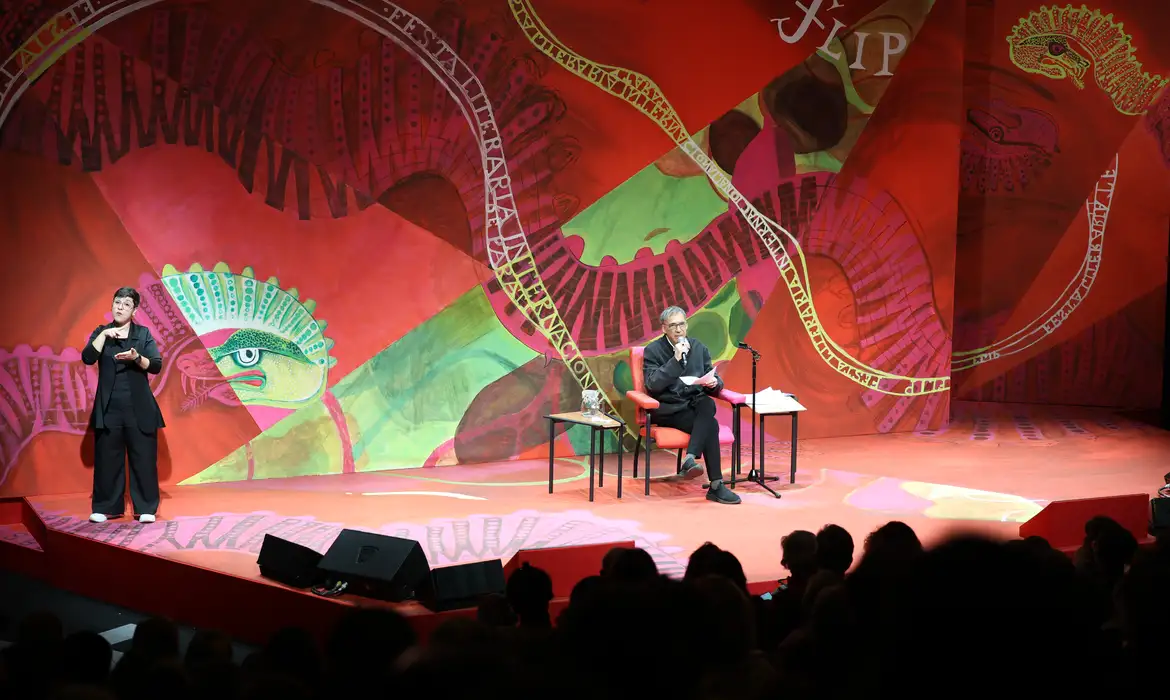 Arnaldo Antunes canta e recita Leminski na abertura da Flip, em Paraty