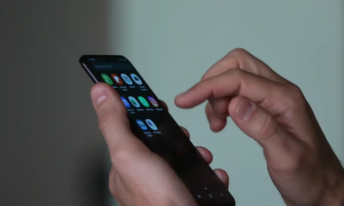 Mais de 300 celulares são apreendidos em mercado popular do Rio
