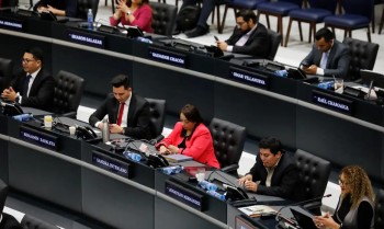 El Salvador retira limite de mandato presidencial, favorecendo Bukele