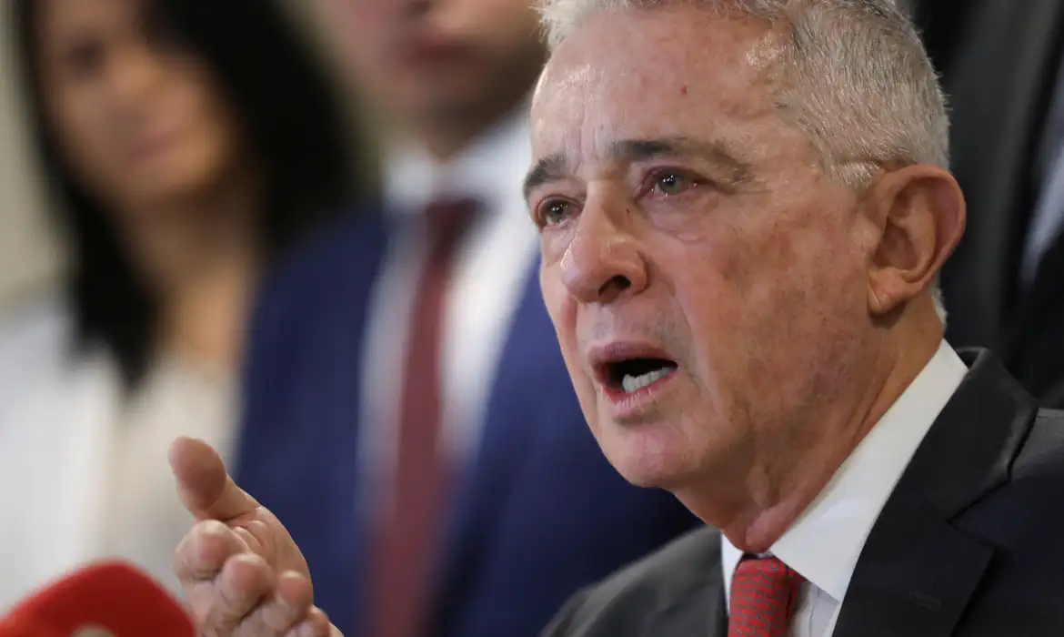 Ex-presidente colombiano Álvaro Uribe é condenado a 12 anos de prisão