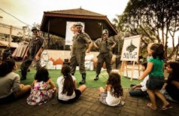 Circulação do Teatro da Neura termina em praça de Suzano