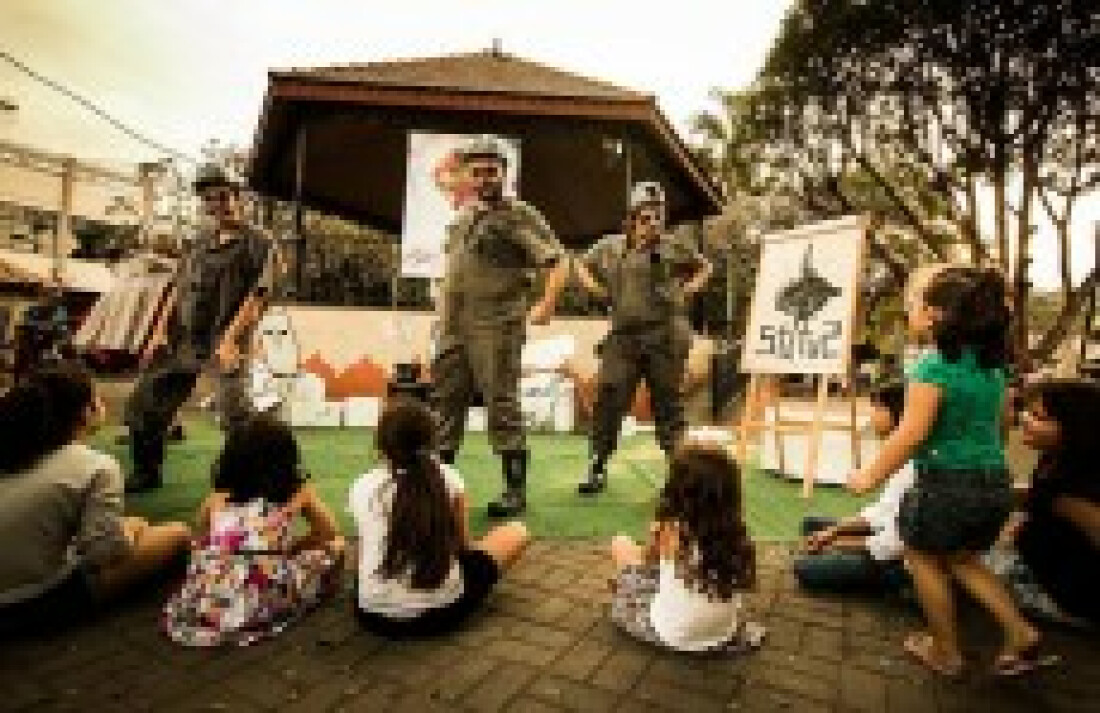 Circulação do Teatro da Neura termina em praça de Suzano