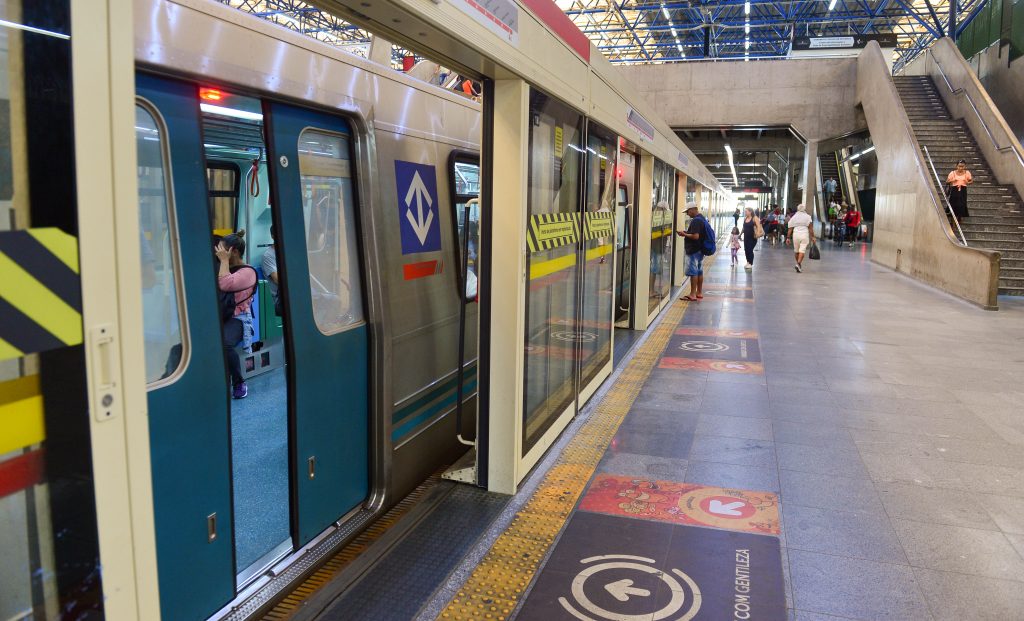 Agosto Lilás: Mais de 800 mulheres vítimas de violência recebem apoio no Metrô e CPTM  