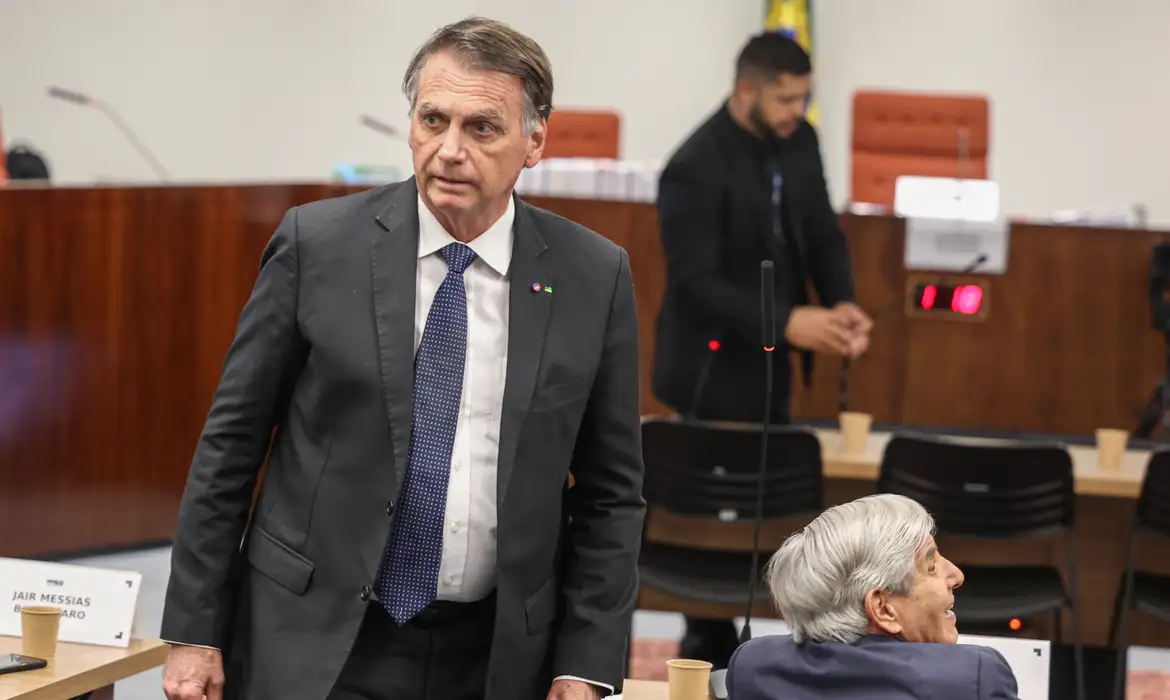 Em prisão domiciliar, Bolsonaro não pode usar celular e receber visita