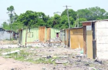 Suzano transfere famílias de uma área invadida para outra