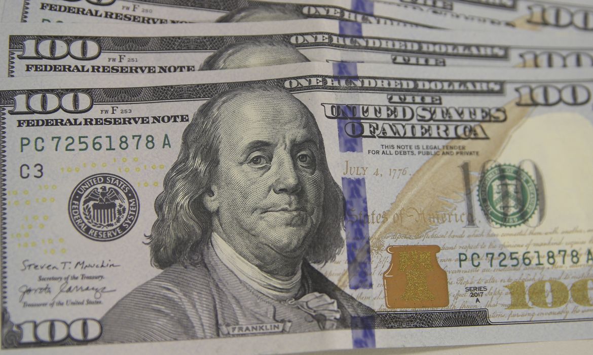 Dólar cai para R$ 5,42 e atinge menor valor em mais de um mês