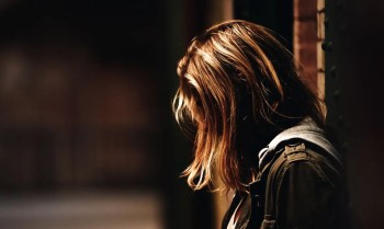 Dino vota a favor de benefício para mulheres vítimas de violência