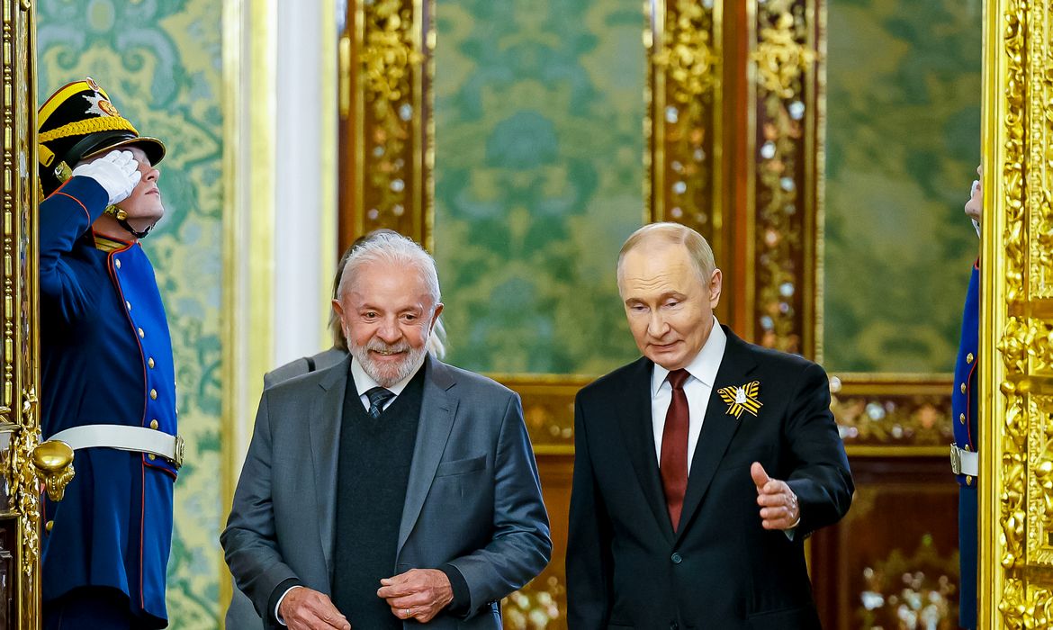 Lula recebe ligação de Putin e conversam sobre guerra na Ucrânia