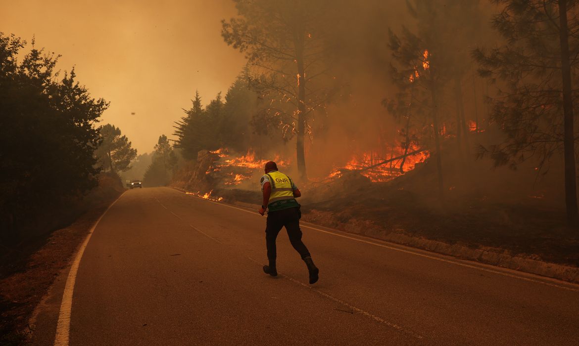 Incêndios florestais na Europa atingem pontos turísticos