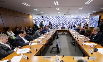 Sem acordo, Câmara não pauta foro privilegiado nem anistia a 8/1