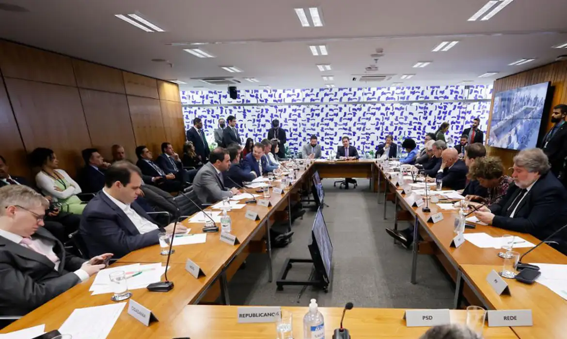 Sem acordo, Câmara não pauta foro privilegiado nem anistia a 8/1