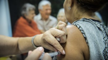 Idosos têm maior adesão à vacina contra Covid, e cobertura infantil preocupa